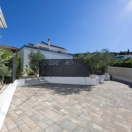 The Three Flowers Pool House * Трогір