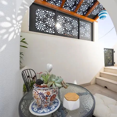 The Three Flowers Pool House דירה
