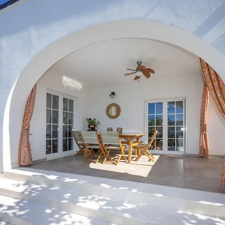 Апартаменти The Three Flowers Pool House Трогір