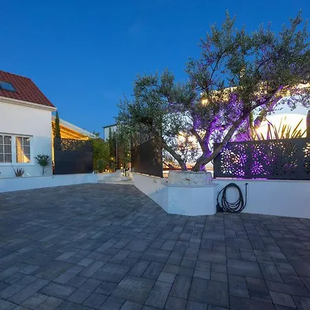 The Three Flowers Pool House * Трогір
