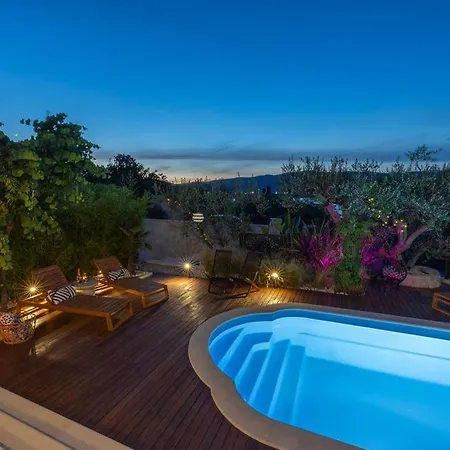 The Three Flowers Pool House Apartmán