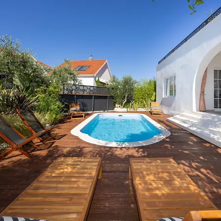 Апартаменти The Three Flowers Pool House