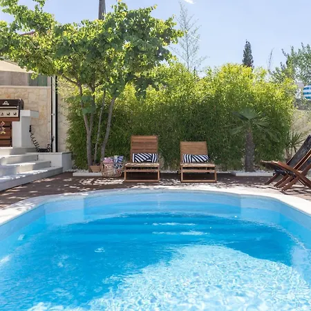 The Three Flowers Pool House Апартаменти Трогір