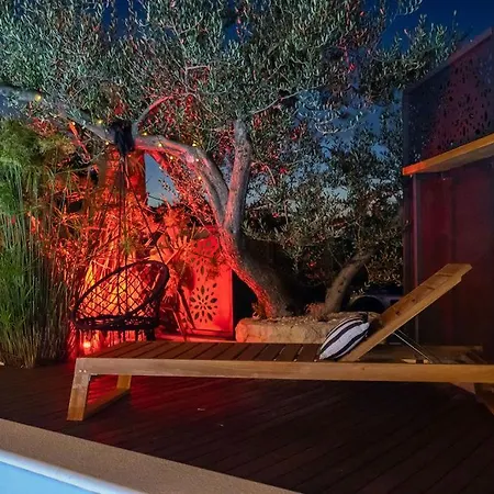 The Three Flowers Pool House Трогір