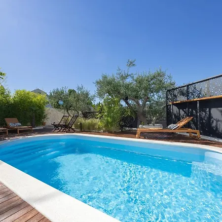 The Three Flowers Pool House * Трогір