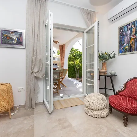 The Three Flowers Pool House Трогір