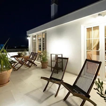 The Three Flowers Pool House * Трогір