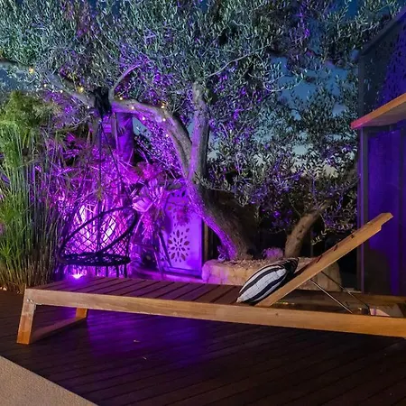 Апартаменти The Three Flowers Pool House