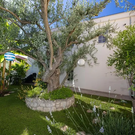 The Three Flowers Pool House Апартаменти *