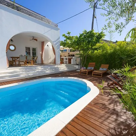 Apartmán The Three Flowers Pool House *
