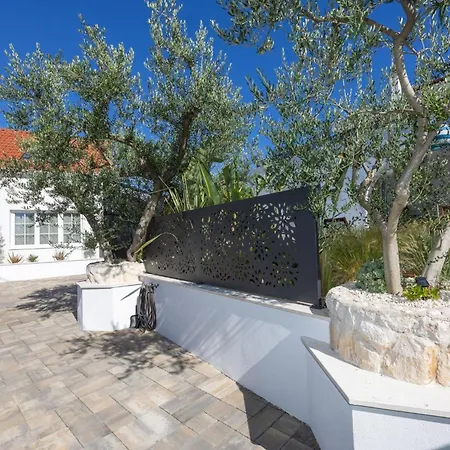 The Three Flowers Pool House Apartmán Trogir