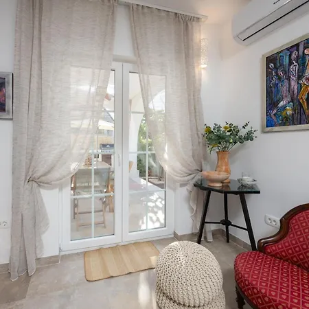 Апартаменти The Three Flowers Pool House Трогір