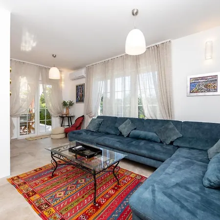The Three Flowers Pool House Трогір