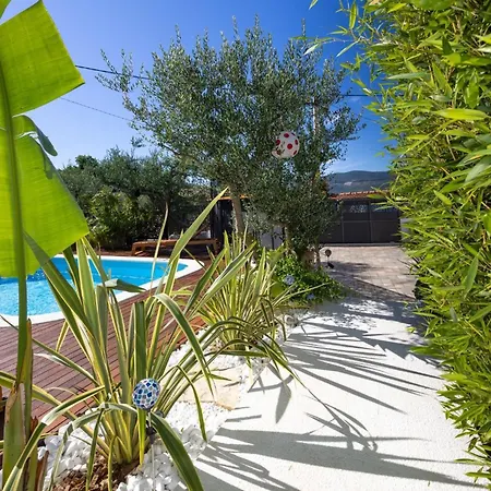 The Three Flowers Pool House * Трогір