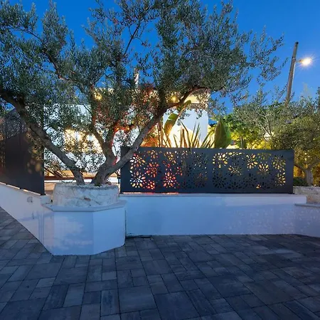 Апартаменти The Three Flowers Pool House