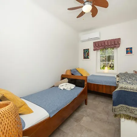 The Three Flowers Pool House Apartmán *