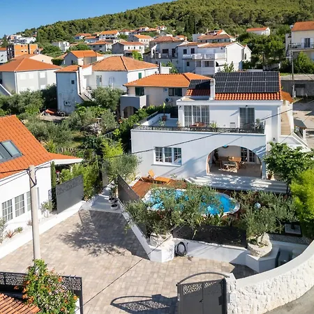 The Three Flowers Pool House Апартаменти Трогір