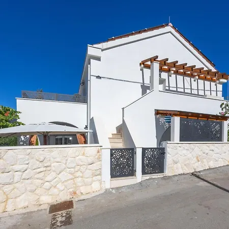 The Three Flowers Pool House Apartmán Trogir