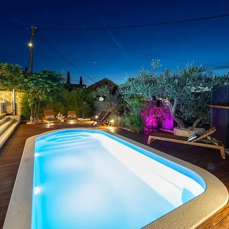 The Three Flowers Pool House Apartmán