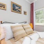 The Three Flowers Pool House Apartman