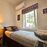 The Three Flowers Pool House Apartman *