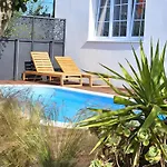 The Three Flowers Pool House Apartman *