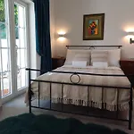 The Three Flowers Pool House Apartman *