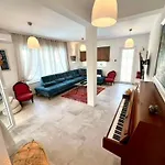 The Three Flowers Pool House Apartman