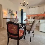 The Three Flowers Pool House Apartman *