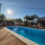 The Three Flowers Pool House Apartman