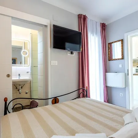 The Three Flowers Pool House Apartment *