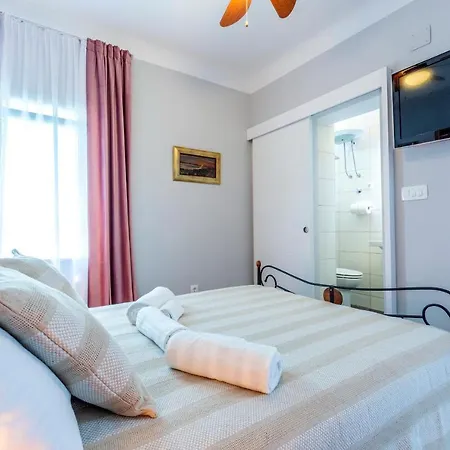 The Three Flowers Pool House Trogir