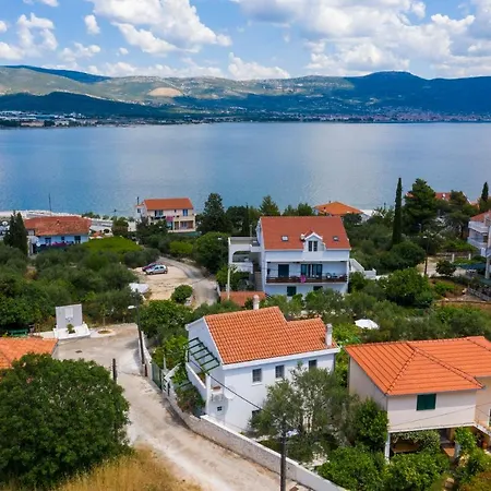 The Three Flowers Pool House Apartment Trogir