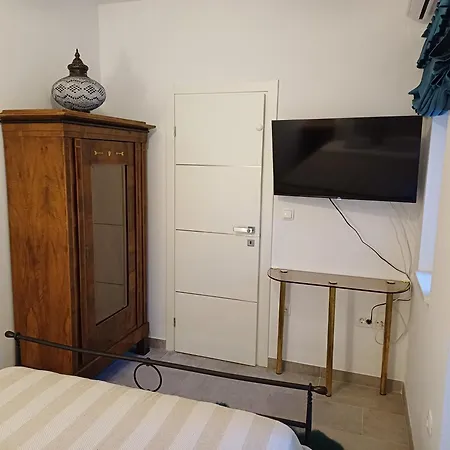 The Three Flowers Pool House Apartment *