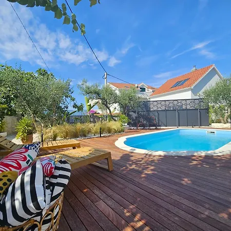 Apartment The Three Flowers Pool House