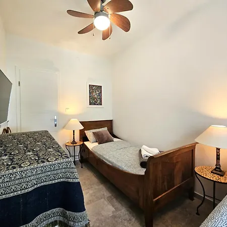 The Three Flowers Pool House Apartment