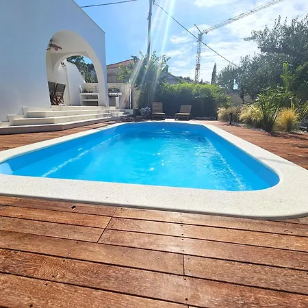 Apartment The Three Flowers Pool House