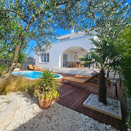 The Three Flowers Pool House Trogir