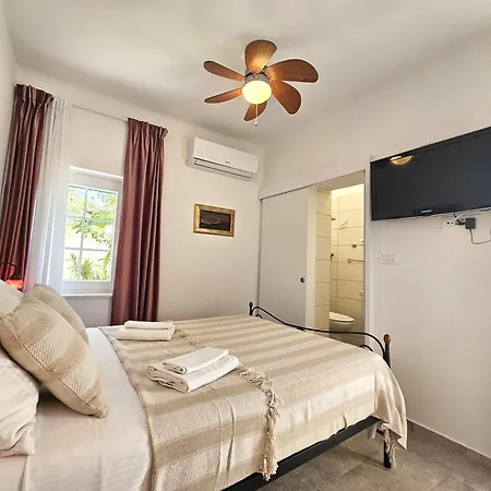 The Three Flowers Pool House Apartment Trogir