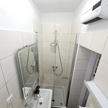 The Three Flowers Pool House Apartment *