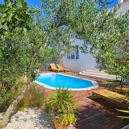 The Three Flowers Pool House 아파트