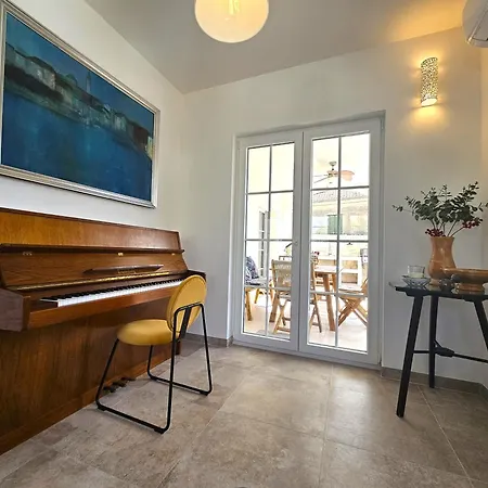 The Three Flowers Pool House Apartment