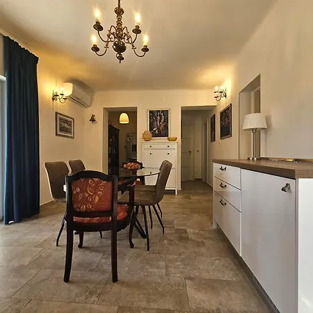 The Three Flowers Pool House Apartment *