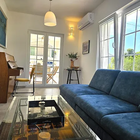 The Three Flowers Pool House Apartment *