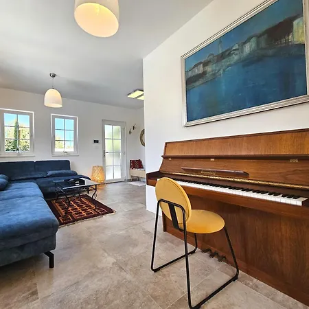 Apartment The Three Flowers Pool House Trogir