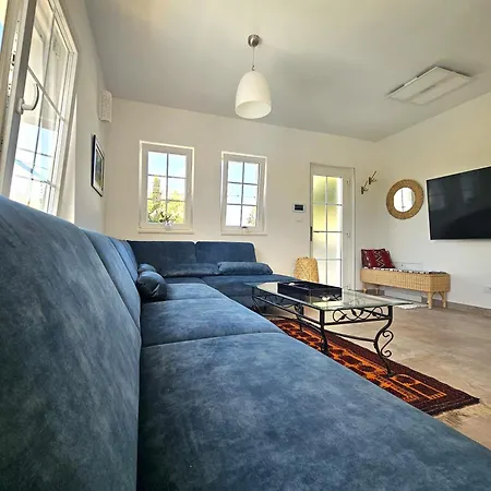 The Three Flowers Pool House Apartment *
