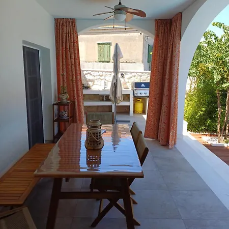 Apartment The Three Flowers Pool House *