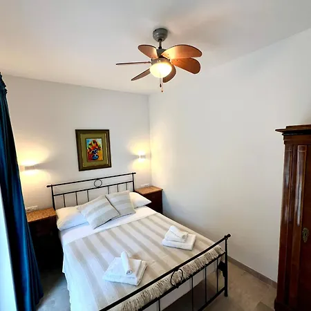The Three Flowers Pool House Apartment *