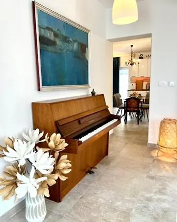 Apartment The Three Flowers Pool House