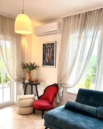 Apartment The Three Flowers Pool House Trogir